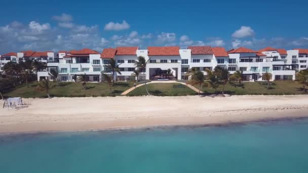 Playa caribeña con hotel en el paraíso con palmeras 3 4k 24fps — Vídeos de Stock