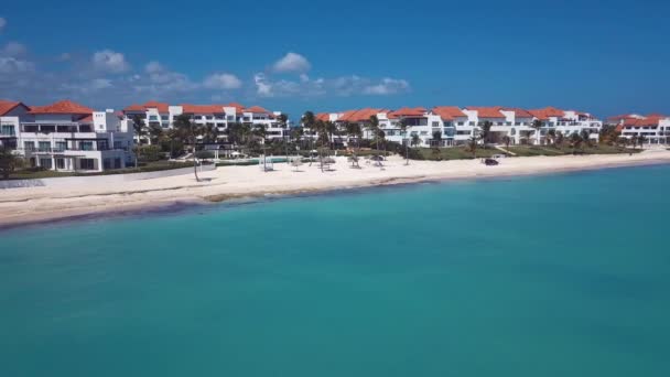 Caribische strand met hotel in het paradijs met palmen boom 4k 24fps — Stockvideo