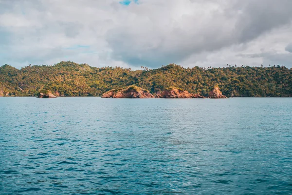 Denizin ortasındaki bulutlu dağlar
