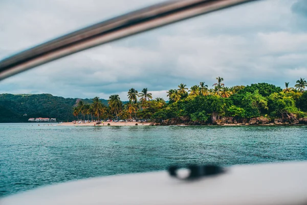 Bacardi adası teknenin içine baktı.