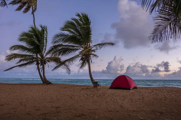 Kempování Karibské Pláži Výhledem Východ Slunce Pískem Mraky — Stock fotografie