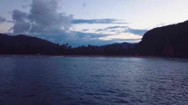 Montaña cinematográfica en la playa con puesta de sol detrás de 2 4k 24fps — Vídeo de stock