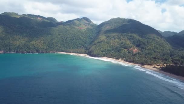 Praia paradisíaca no caribe com montanhas e água azul 4k 24fps — Vídeo de Stock