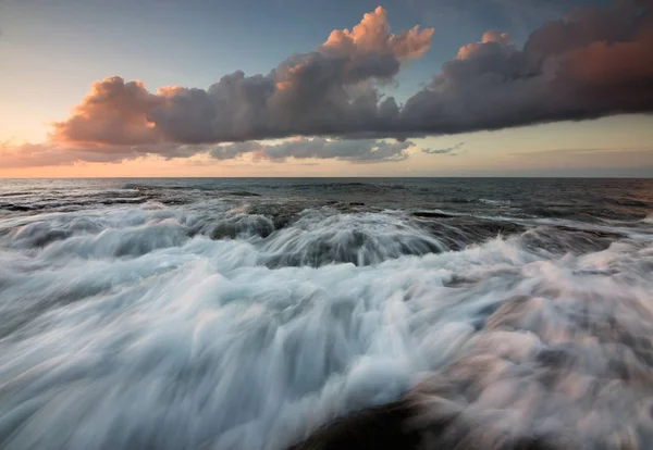 在古达 婆罗洲 东马来西亚的日落戏剧性的波浪 — 图库照片