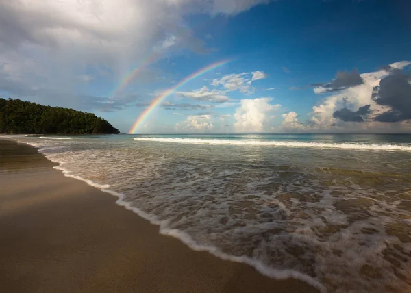 在古达 婆罗洲 东马来西亚的美丽的海滩与蓝天和彩虹 — 图库照片