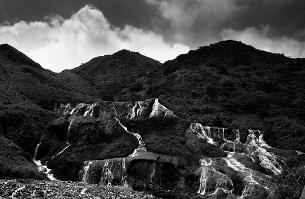 台湾瑞芳区新台北市九金瀑布的黑白拍摄 — 图库照片