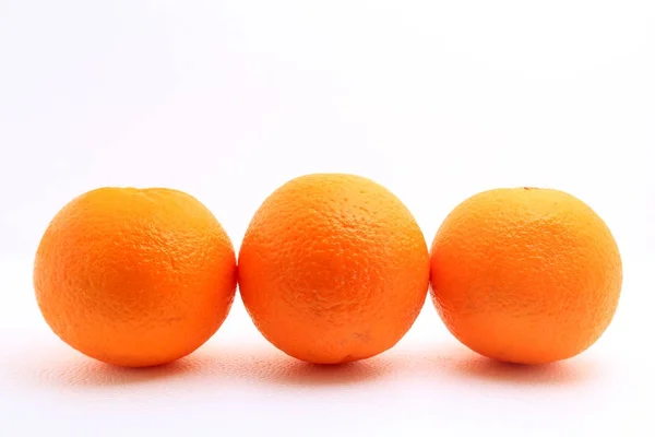 Beyaz Arka Plan Üzerinde Mandarin Portakal Vurdu — Stok fotoğraf
