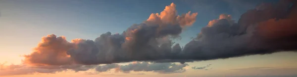 Dramatik Renkli Gökyüzü Günbatımı — Stok fotoğraf