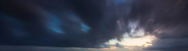 Довгий Знімок Експозиції Драматичного Неба Сході Сонця — стокове фото