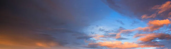 Dramatische Kleurrijke Hemel Bij Zonsondergang — Stockfoto