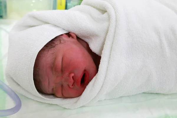 病院で毛布に包まれた新生児少年 — ストック写真