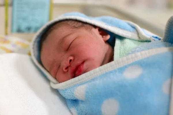 病院で毛布に包まれた新生児少年 — ストック写真