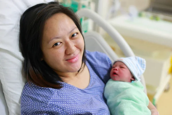 Mãe Segurando Seu Filho Recém Nascido Após Parto Imagem De Stock