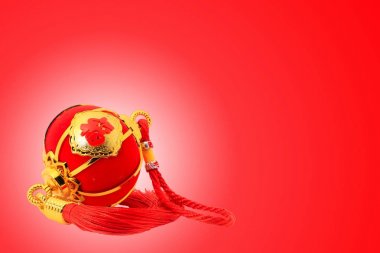 Çin yeni yıl dekorasyon kırmızı bir arka plan üzerinde kırmızı küresel şekli fener. Çince kelime servet anlamına gelir..