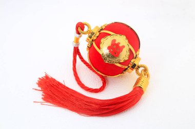 Çin yeni yılı dekorasyon beyaz arka plan üzerinde kırmızı küresel şekli fener. Çince kelime servet anlamına gelir..