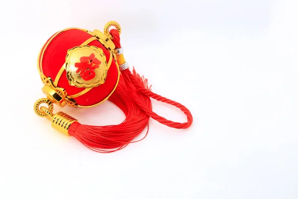 白い背景の上の中国の新年装飾用の赤い球形ランタン 中国語の単語を意味する幸運 — ストック写真