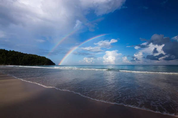 青い空と虹クダッ ボルネオ 東マレーシアの美しいビーチ — ストック写真