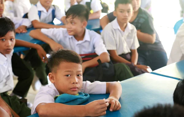 Pide, Sabah Borneo/Malezya - 21 Kasım 2016: kayıt için kendi yönlendirme hafta bekleyen yeni öğrenciler.