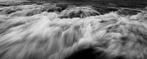 Dramatické Dlouhé Expozice Vlny Černobílé Pořízené Kudat Sabah Malajsie — Stock fotografie