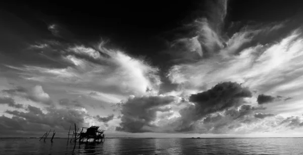 马来西亚沙巴州Kudat海岸线上的戏剧性日出天空和云彩 — 图库照片