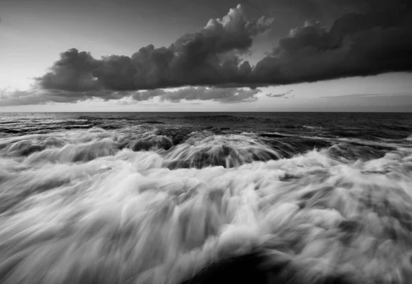 Ondas Longa Exposição Dramáticas Preto Branco Tomadas Kudat Sabah Malásia — Fotografia de Stock