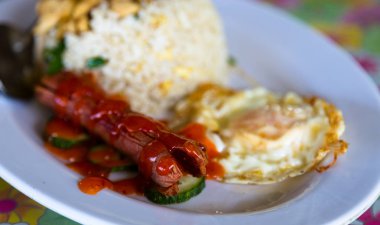 Tabakta sosis, yumurta ve pilav. Malezya yerel mutfağı