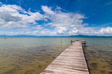 Pitas, Sabah, Doğu Malezya 'da güzel mavi gökyüzü olan ahşap iskele.