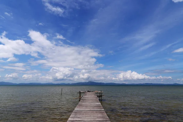 Embarcadero Madera Con Hermoso Cielo Azul Pitas Sabah Este Malasia — Foto de Stock