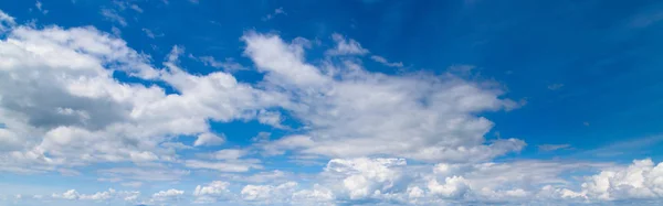 Schöner Blauer Himmel Mit Flauschigen Wolken Als Hintergrund — Stockfoto