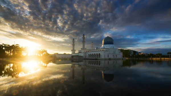 Krásný Odraz Mešity Při Východu Slunce Kota Kinabalu Sabah Východní — Stock fotografie