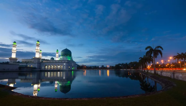 Bella Riflessione Della Moschea All Alba Kota Kinabalu Sabah Malesia — Foto Stock