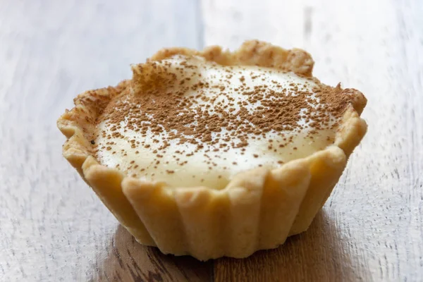 Vue Rapprochée Une Petite Tarte Lait Maison Sur Fond Isolé — Photo