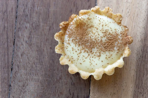 İzole edilmiş arka planda küçük bir ev yapımı süt tartının yakın görüntüsü. 
