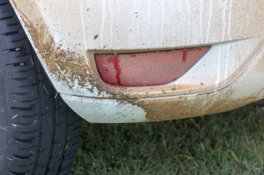 Çamurun püskürdüğü arabanın yakın görüntüsü. 