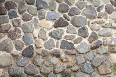 Bir taş ve beton duvarın yakın görüntüsü 