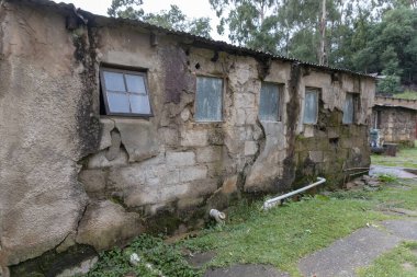 Kırsal bölgedeki Taş Binayı Terk Et.