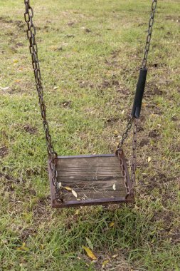 Yakından bakınca eski ahşap bir salıncak görüyorum. 