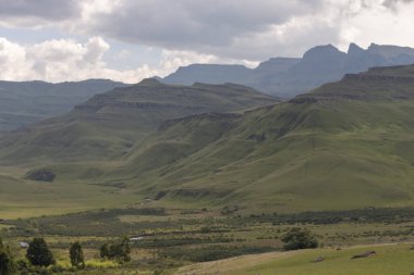 Güney Afrika 'daki lesotho pansiyoneri boyunca dağcıların manzarasına yakından bir bakış.
