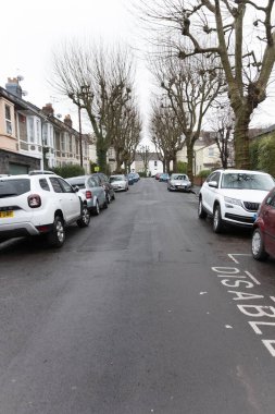 Yağmurlu bir günde araba dolu bir şehir yolu manzarası. 