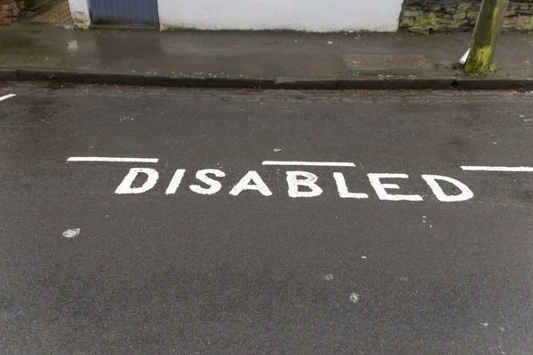 タールの上にマークされている障害者用駐車場の近景 — ストック写真