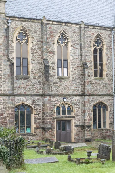 Beautiful Old Church Middle Bristol England Grave Yard Overcast Day — Stock Photo, Image