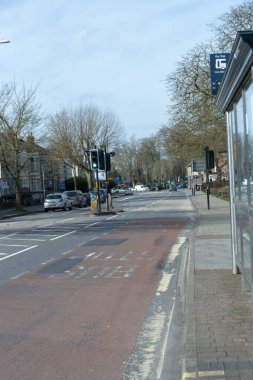 Bristol-Mart 2020-İngiltere-Bristol 'da çoğu insanın virüsten dolayı evlerinde ya da tecrit edildiği boş bir caddenin yakın görüntüsü 