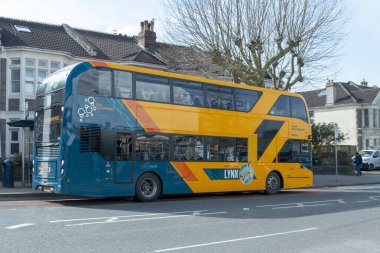 Bristol-Mart 2020-İngiltere-yakın çekim bir çift deaker bristol otobüsü insanların yükünü boşaltmak için su ve bu özel durakta 