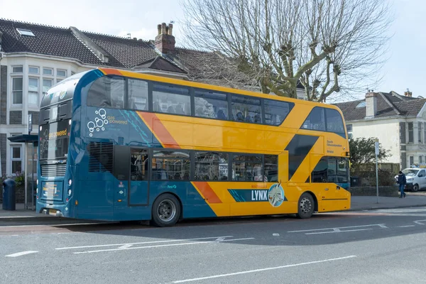 Bristol-Mart 2020-İngiltere-yakın çekim bir çift deaker bristol otobüsü insanların yükünü boşaltmak için su ve bu özel durakta 