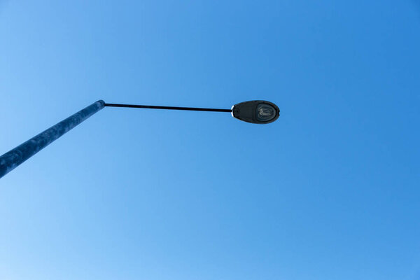 крупный план под видом уличного фонаря с синим небом вокруг него
 