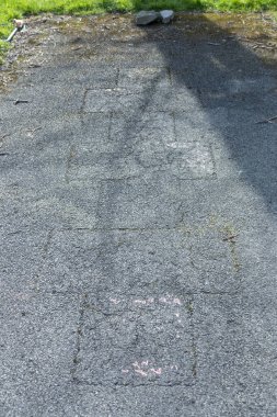 Halka açık bir parkta, sıcak bir hop skotch meydanının yakın görüntüsü. 