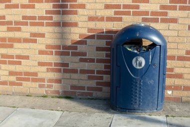 Bir süpermarkette mavi umumi çöp tenekesinin yakın görüntüsü 