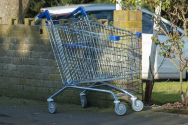 2 numaralı binanın önünde alışveriş yapmak.