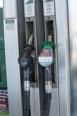 Bristol-Mart 2020-İngiltere Pertol istasyonundaki iki benzin pompasının yakın görüntüsü 
