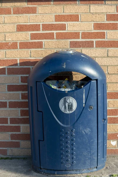 Una Vista Cerca Cubo Basura Público Azul Outisde Supermercado —  Fotos de Stock